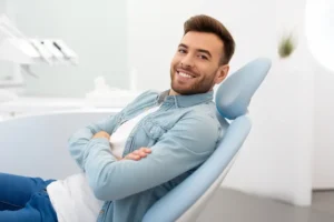 Hombre joven en el dentista ¿Cada cuánto tiempo debo ir al dentista?
