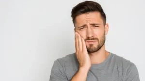 Hombre con dolor de muela. 7 problemas dentales que puedes dejar atrás con ortodoncia