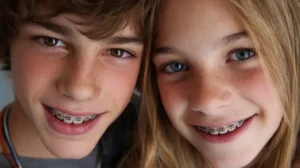 Niños sonriendo con tratamiento de ortodoncia. Ortodoncia tradicional vs. ortodoncia moderna