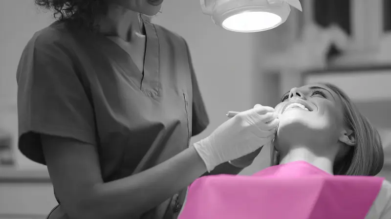 Paciente recibiendo blanqueamiento dental profesional en clínica odontológica. Diferencias entre blanqueamiento dental y carillas estéticas